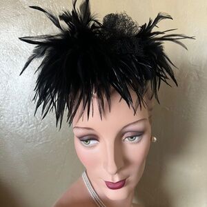 FASCINATING 1950s' BLACK SHINY STRAW OPEN CROWN CAP + FEATHERS